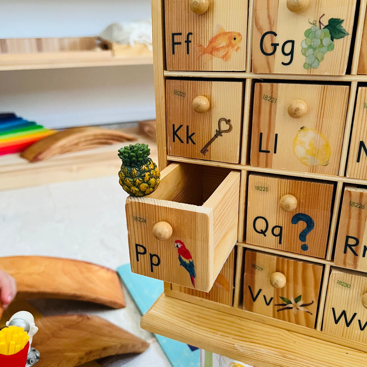 Montessori inspired Sound Cabinet 英文字母盒 連 75件小模型