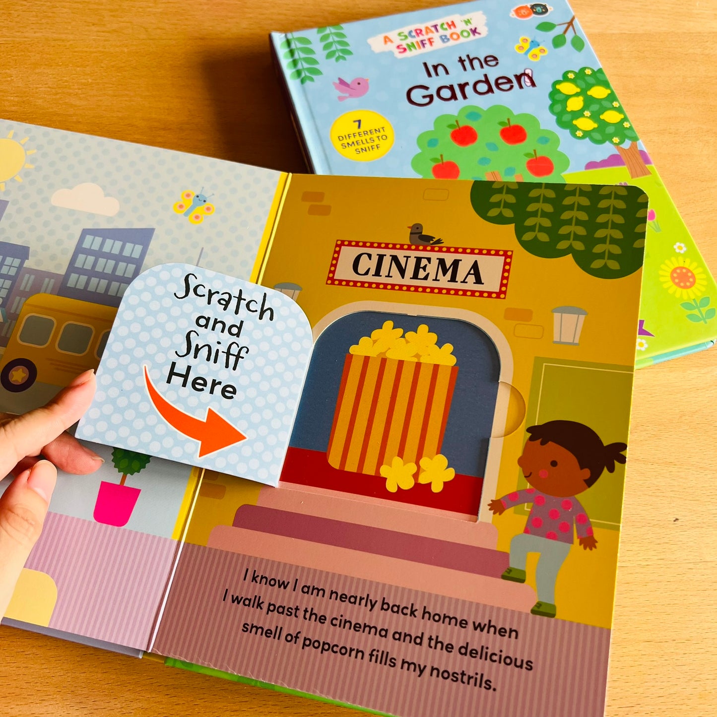 幼兒英文操作點讀書套組 (多感官操作書加真實圖片英文拼音讀本)