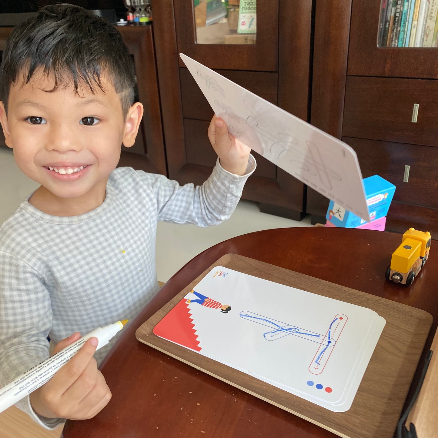 幼兒中文執筆寫字預備優惠套組「四選三」(Pin Poking 工作套組、 香港交通工具串珠 、觸感寫字小書及寫字板)