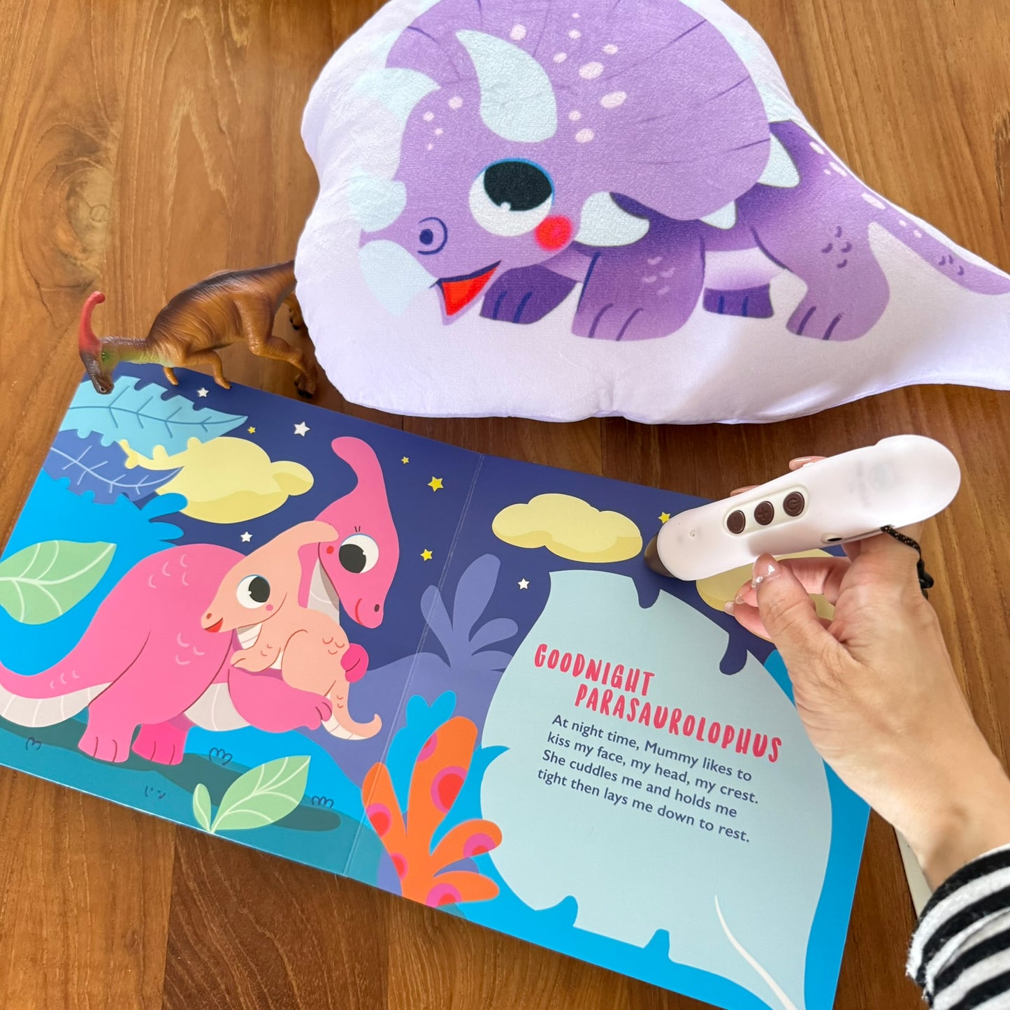 Goodnight, Baby Dinosaurs 小恐龍的晚安魔法 [限量送恐龍抱枕 (款式隨機)]