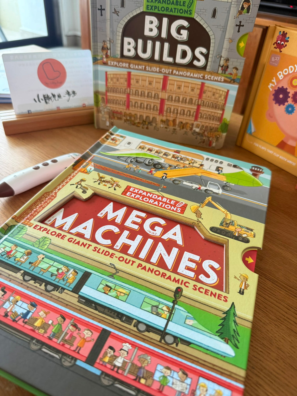 Expandable Explorations 探索大世界 雙語全景拉頁書 (Big Builds / Mega Machines)