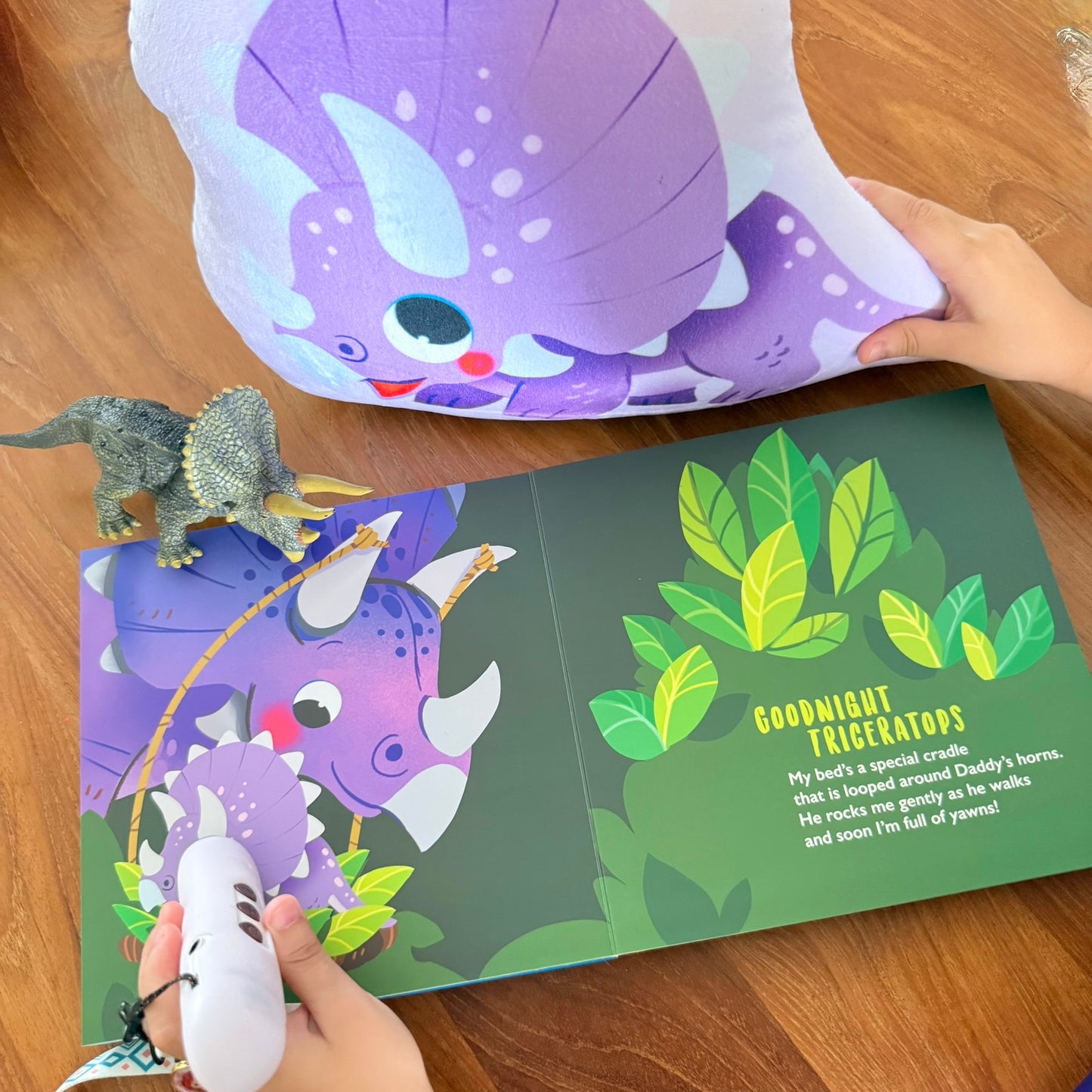 Goodnight, Baby Dinosaurs 小恐龍的晚安魔法 [限量送恐龍抱枕 (款式隨機)]