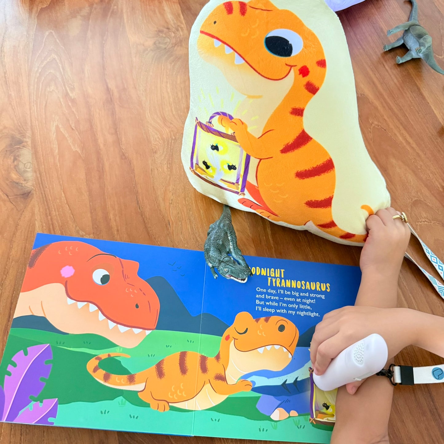 Goodnight, Baby Dinosaurs 小恐龍的晚安魔法 [限量送恐龍抱枕 (款式隨機)]