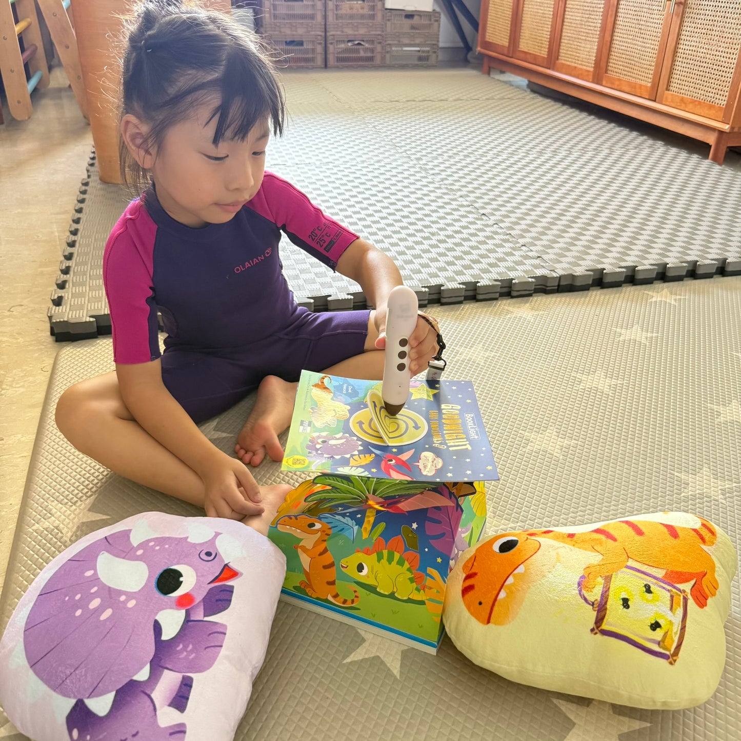 Goodnight, Baby Dinosaurs 小恐龍的晚安魔法 [限量送恐龍抱枕 (款式隨機)]