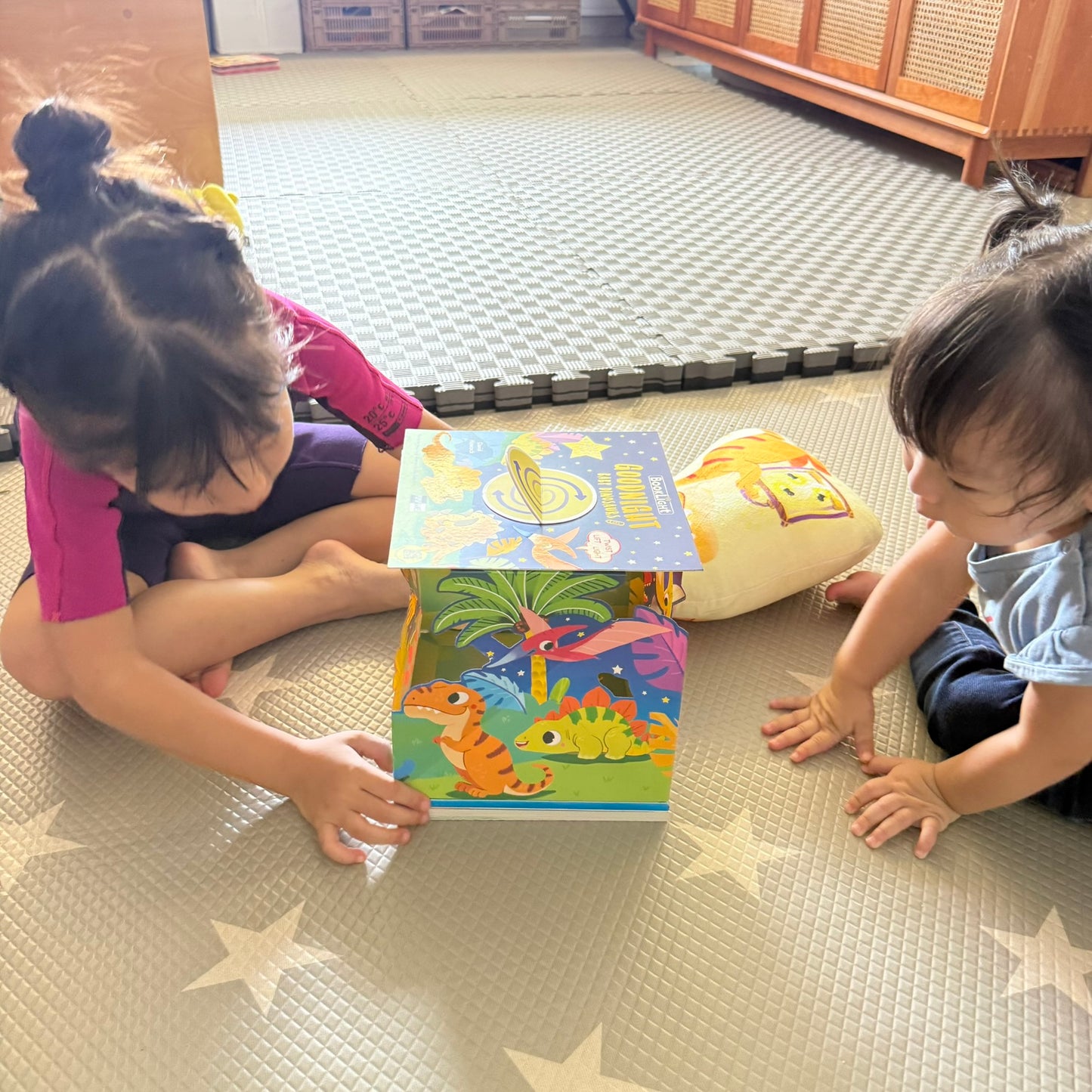 Goodnight, Baby Dinosaurs 小恐龍的晚安魔法 [限量送恐龍抱枕 (款式隨機)]