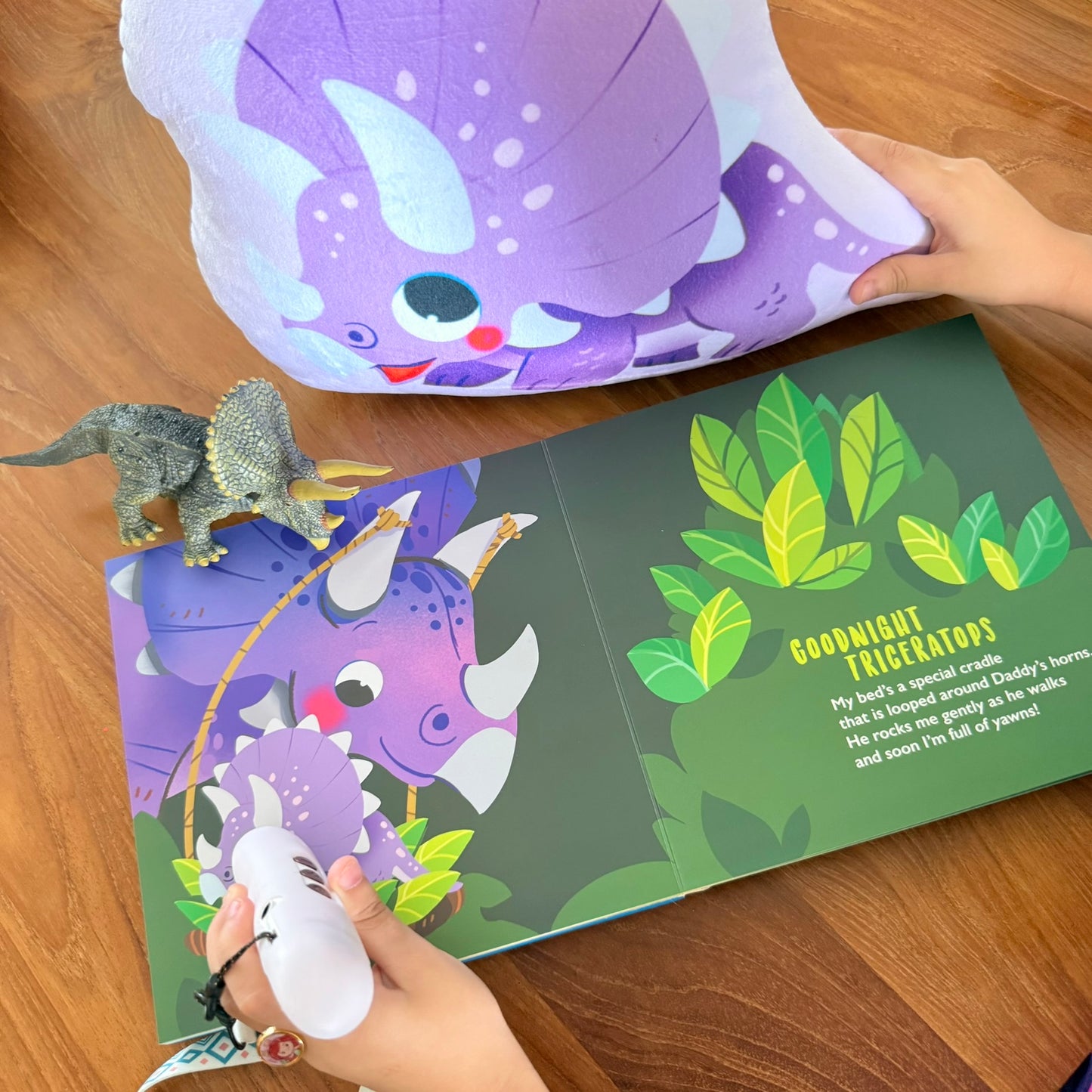 Goodnight, Baby Dinosaurs 小恐龍的晚安魔法 [限量送恐龍抱枕 (款式隨機)]