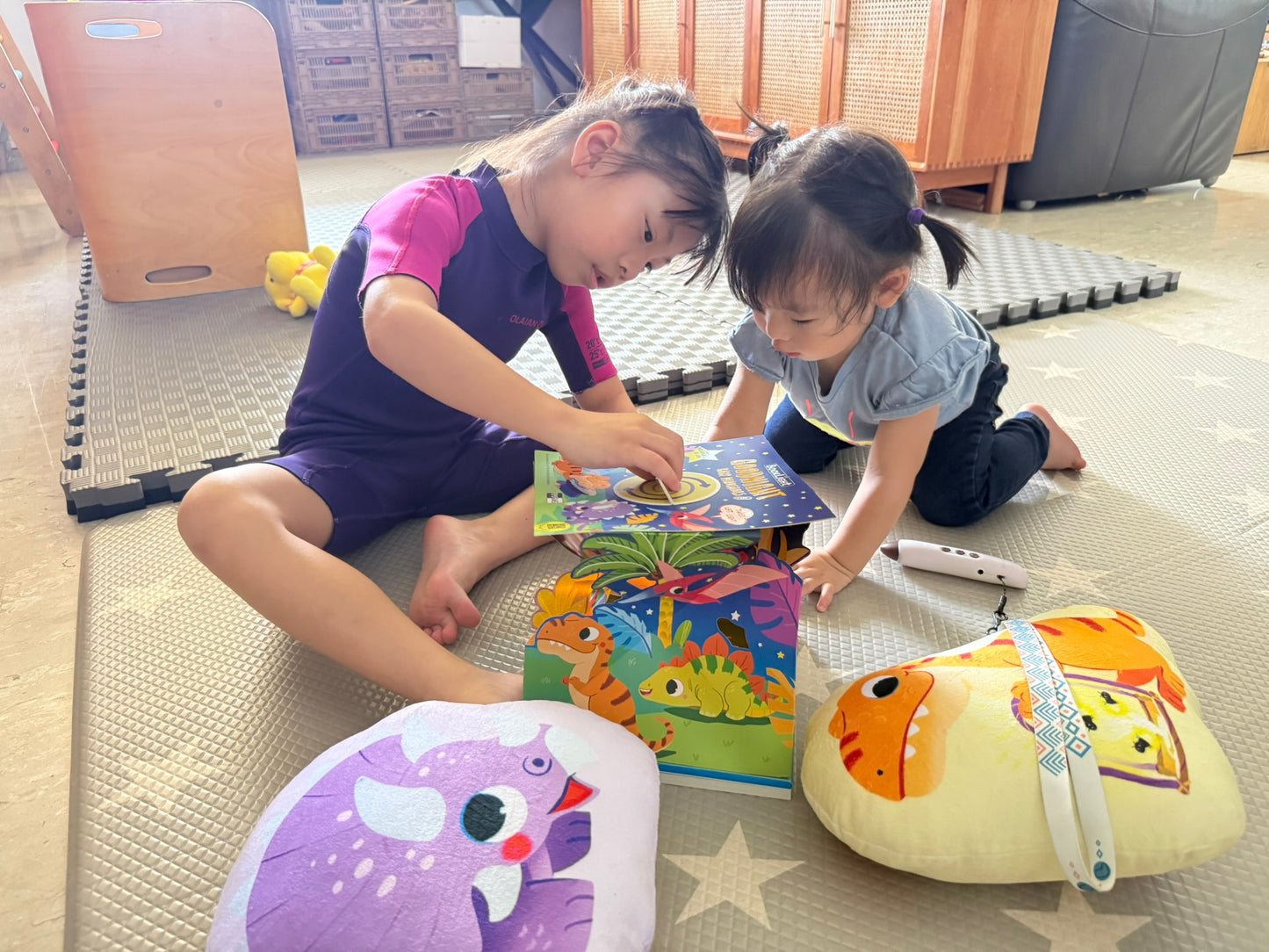 Goodnight, Baby Dinosaurs 小恐龍的晚安魔法 [限量送恐龍抱枕 (款式隨機)]