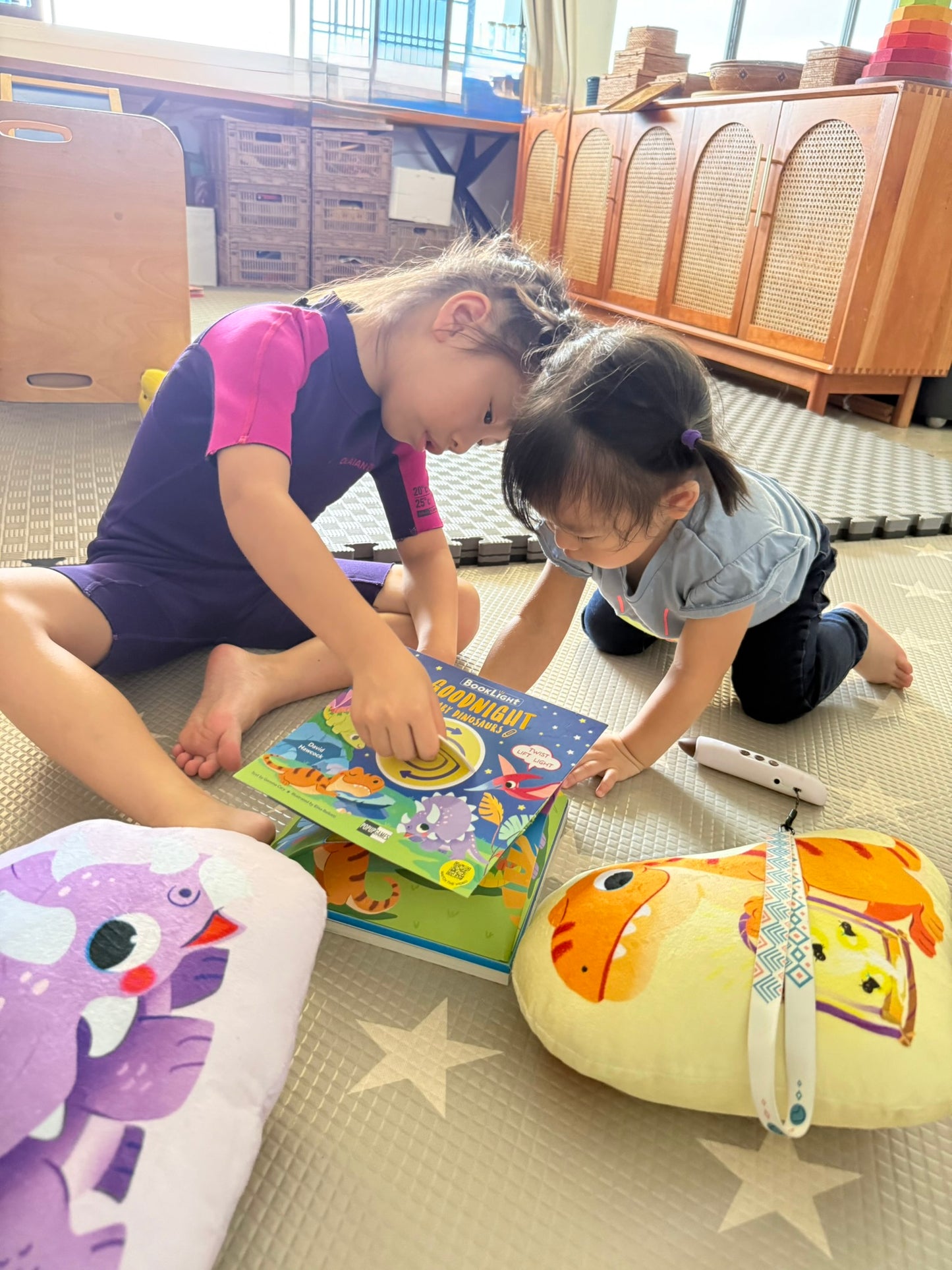 Goodnight, Baby Dinosaurs 小恐龍的晚安魔法 [限量送恐龍抱枕 (款式隨機)]