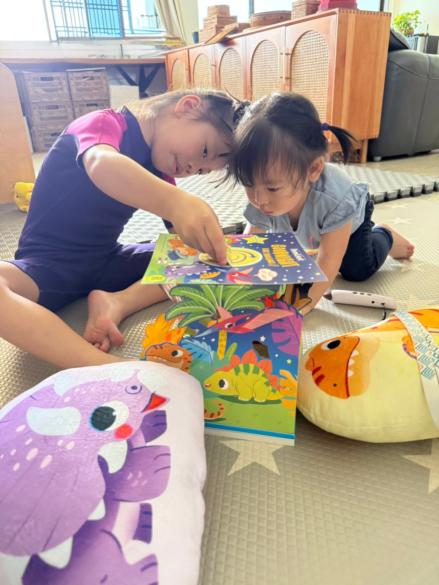 Goodnight, Baby Dinosaurs 小恐龍的晚安魔法 [限量送恐龍抱枕 (款式隨機)]