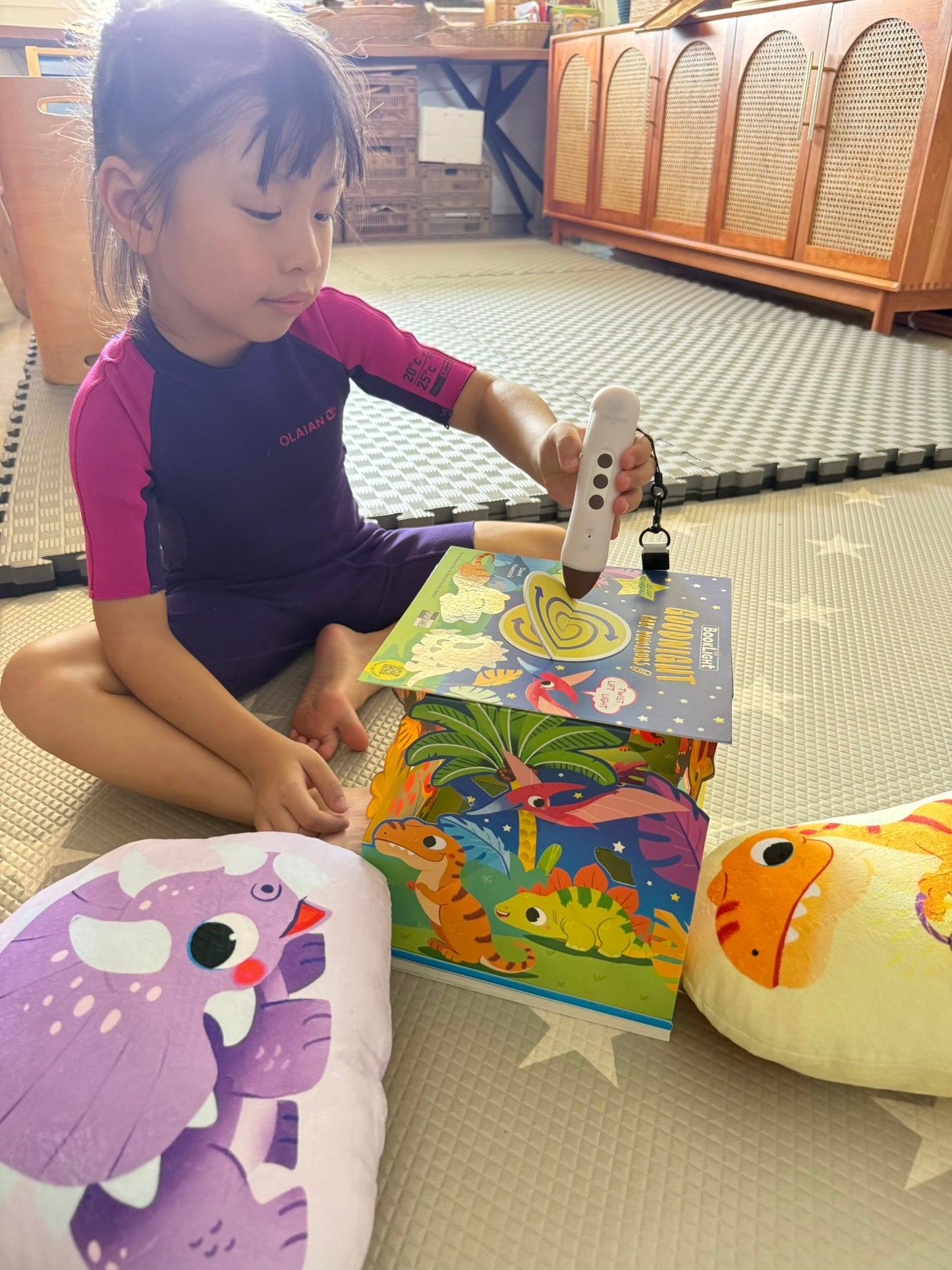 Goodnight, Baby Dinosaurs 小恐龍的晚安魔法 [限量送恐龍抱枕 (款式隨機)]